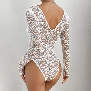 Vue arrière détaillée d'un body blanc en dentelle à manches longues pour femme avec col en V