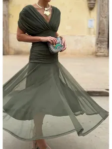 Elegantes olivgrünes ärmelloses Maxikleid mit Falten und fließendem Rock für Sommer