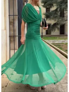 Elegantes grünes Maxikleid mit V-Ausschnitt und Falten für den Sommer am Strand