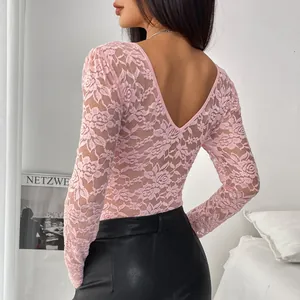 Détail d'un body en dentelle rose à manches longues avec décolleté en V dans le dos.
