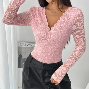Vue détaillée d'un élégant body à manches longues en dentelle rose avec col en V.