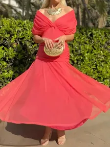 Elegantes korallenrotes schulterfreies plissiertes Maxikleid mit fließendem Rock für den Sommer.