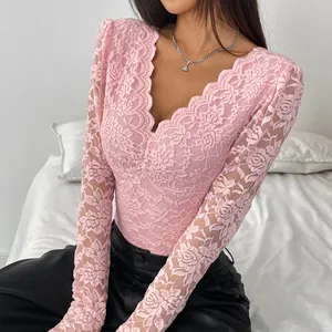 Body élégant en dentelle rose à manches longues avec un décolleté en V délicat chic