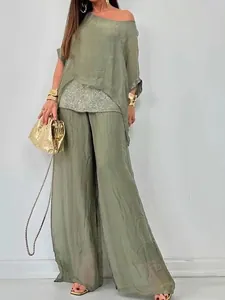 Detailaufnahme eines olivgrünen zweiteiligen Chiffon-Sets mit Paillettenverzierung