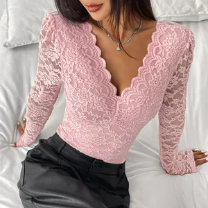 Vue détaillée d'un élégant body rose en dentelle florale à manches longues et décolleté en V