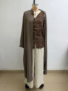 Vue d'ensemble de l'ensemble 3 pièces pour femme avec cardigan long, haut imprimé et pantalon