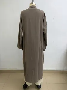 Vue arrière d'un gilet long marron ample et minimaliste faisant partie d'un ensemble 3 pièces