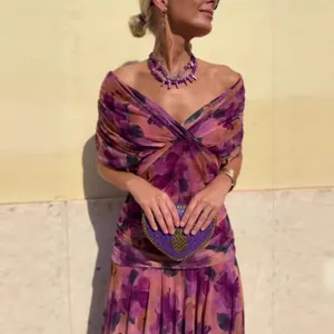 Elegantes schulterfreies langes Maxikleid mit lila Blumenmuster und Falten für den Strand