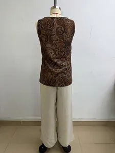 Vue arrière d'un haut sans manches à motif baroque et d'un pantalon large beige.