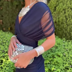 Elegantes ärmelloses Maxikleid in Marineblau mit gerafften Mesh-Schulterdetails
