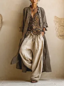 Vue détaillée d'un ensemble 3 pièces boho avec gilet en lin, chemise imprimée et pantalon