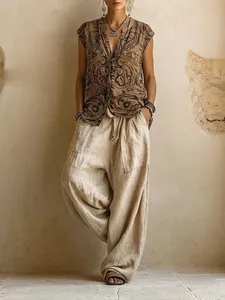 Détail d'un haut bohème à imprimé ethnique et d'un pantalon large en lin très fluide
