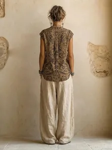 Vue arrière détaillée d'une blouse à imprimé bohème et d'un pantalon large en lin beige