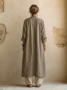 Vue arrière d'un ensemble tunique en lin bohème minimaliste et pantalon large pour femme