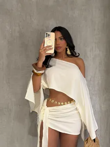 Elegante completo bianco due pezzi da spiaggia con top monospalla e minigonna