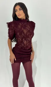 Elegantes burgunderrotes Spitzen-Minikleid mit hohem Kragen und gerafften Details