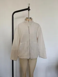 Vooraanzicht van een crèmewitte sherpa-fleecejas met hoge kraag op een mannequin
