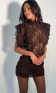 Elegantes braunes figurbetontes Spitzenkleid mit Stehkragen, Falten und Rüschenärmeln