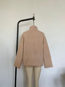 Achteraanzicht van een gezellig beige sherpa fleecejack met hoge kraag op een etalagepop