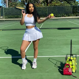 Ensemble de sport blanc deux pièces avec débardeur court et jupe de tennis plissée
