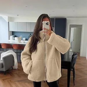 Beige Sherpa fleece jas in een moderne woonomgeving, detail van de hoge kraag