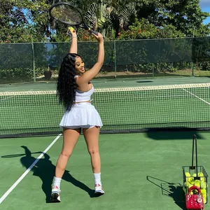 Vue lifestyle d'un ensemble de tennis blanc deux pièces avec haut et jupe plissée