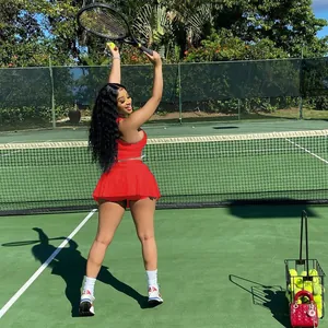 Élégant ensemble de tennis rouge deux pièces pour femmes avec débardeur et jupe