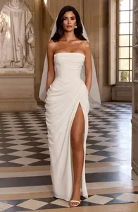 Vestido de novia palabra de honor blanco con drapeado asimétrico y abertura alta