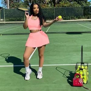Ensemble de sport rose deux pièces avec débardeur et jupe plissée sur court