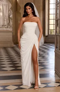 Elegante vestido maxi blanco palabra de honor con fruncido asimétrico y abertura