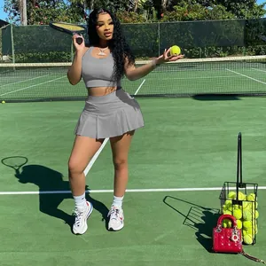 Ensemble de sport gris deux pièces pour femme avec haut court sans manches et jupe plissée
