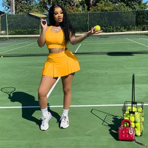 Ensemble de sport orange deux pièces avec haut sans manches et jupe de tennis plissée