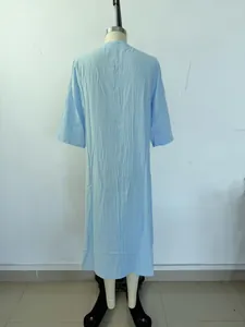 Detail van het achteraanzicht van een lichtblauwe losse katoenen linnen midi-jurk.
