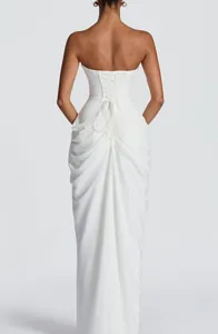 Vista trasera de un elegante vestido blanco palabra de honor con corsé y pliegues