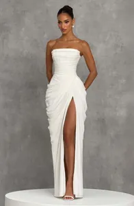 Elegante vestido largo blanco palabra de honor con pliegues asimétricos y abertura alta