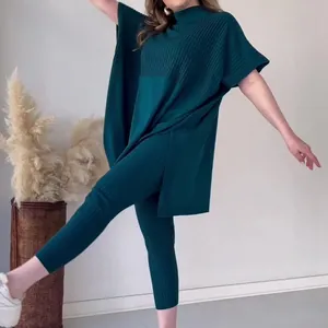 Conjunto de punto azul verde con mangas de murciélago y leggings de canalé
