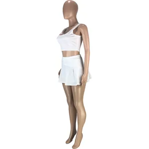 Vue de profil d'un débardeur de sport blanc et d'une jupe-short plissée sur un mannequin