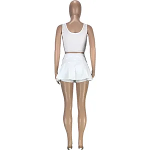 Vue arrière d'un ensemble deux pièces blanc avec crop top de sport et jupe-short