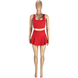 Vue détaillée d'un ensemble de sport rouge deux pièces avec un crop top et une jupe-short.