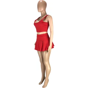 Vue latérale détaillée du débardeur court rouge et de la jupe-short plissée pour femmes