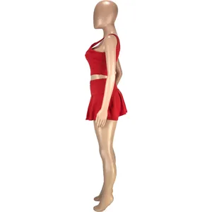 Vue latérale d'un ensemble de sport rouge deux pièces pour femme avec crop top et jupe