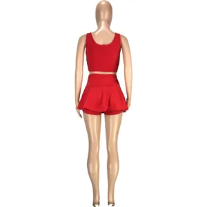 Vue arrière d'un ensemble de sport rouge avec débardeur ajusté et jupe-short