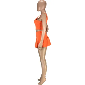 Vue latérale détaillée d'un ensemble de sport deux pièces orange avec crop top et jupe