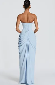 Vista posterior detallada de un elegante vestido palabra de honor azul claro con cordones
