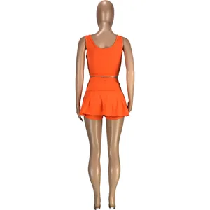 Vue arrière de l'ensemble de sport orange deux pièces avec haut court et jupe-culotte
