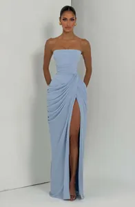 Elegante vestido largo palabra de honor azul claro con pliegues y abertura alta.