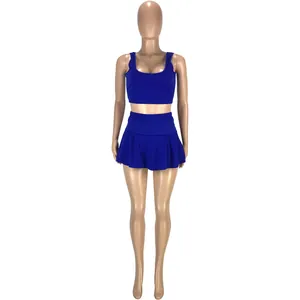 Vue frontale de l'ensemble sport bleu deux pièces avec haut court et jupe-short plissée.