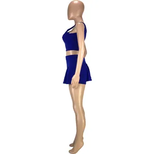 Vue latérale d'un ensemble haut de sport bleu roi et jupe-culotte plissée sur mannequin