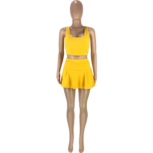 Ensemble de sport jaune éclatant comprenant un débardeur court et une mini-jupe plissée