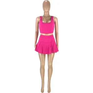 Vue de face de l'ensemble débardeur de sport et jupe-short rose vif sur mannequin
